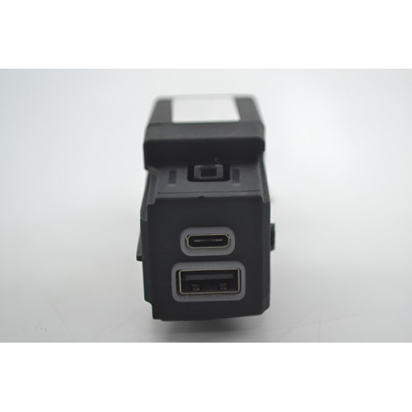 Entrada Usb Tipo C Console Fiat Toro 2023 Original