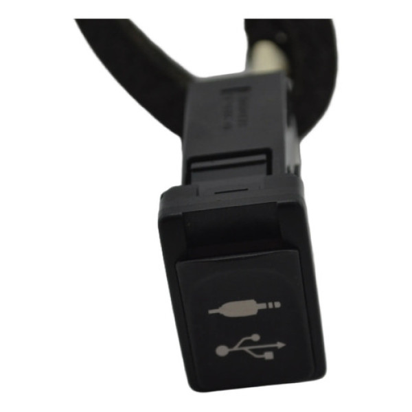 Entrada Conector Usb Auxiliar Console Corolla Xei 2017 Origi Preto