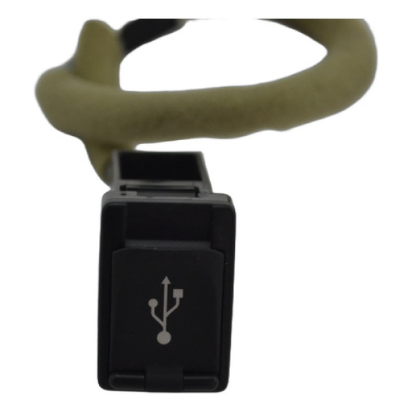 Entrada Conector Usb Auxiliar Painel Yaris 2019 Original Preto